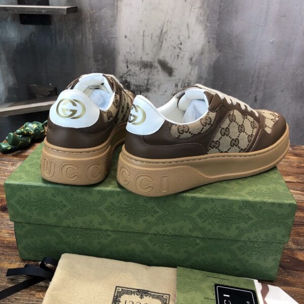 sy_no_EEC2AC16AF1BC08524CFC6B6C5C59083_7 Distressed Chunky Leather Sneakers