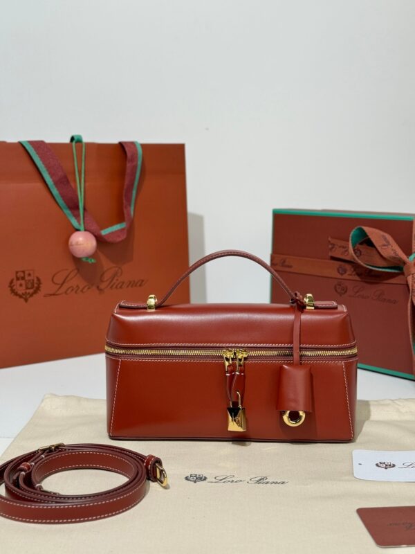 sy_no_EEFF438C7A1D22C1EA5290CCACC8EFEF_0 Loro Piana Extra Bag 23 – Saddle Leather Handbag (Red)