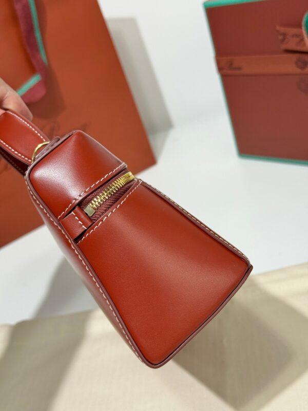 sy_no_EEFF438C7A1D22C1EA5290CCACC8EFEF_2 Loro Piana Extra Bag 23 – Saddle Leather Handbag (Red)