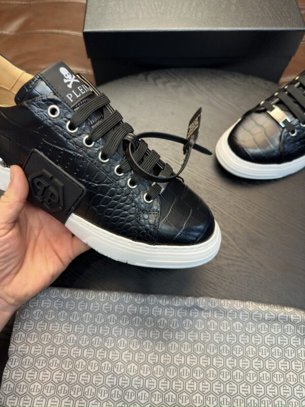 sy_no_F85463574ED27270584A0B89886274BB_1 Black Croc-Embossed Leather 3D Logo Low-Top Sneakers
