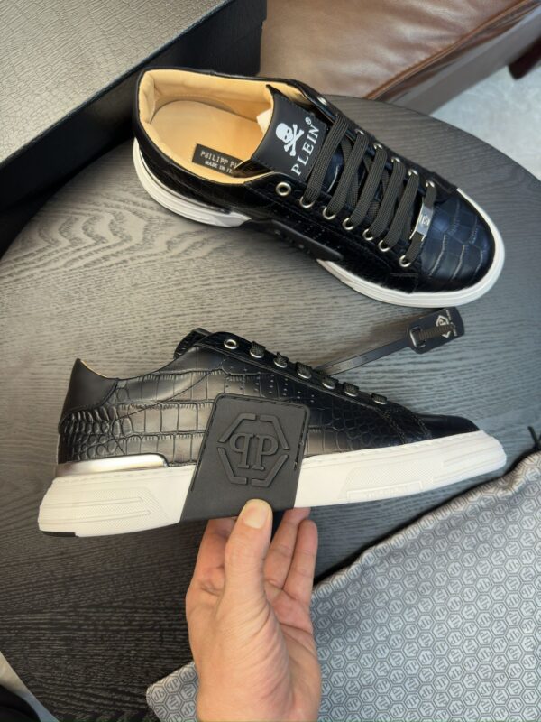 sy_no_F85463574ED27270584A0B89886274BB_2 Black Croc-Embossed Leather 3D Logo Low-Top Sneakers