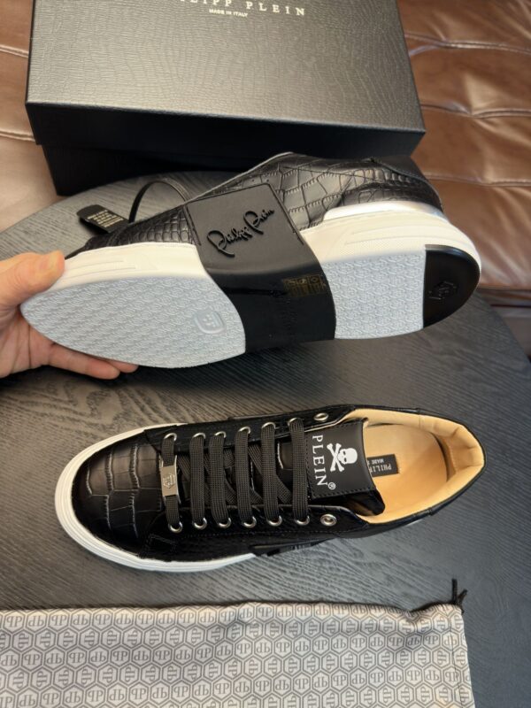 sy_no_F85463574ED27270584A0B89886274BB_3 Black Croc-Embossed Leather 3D Logo Low-Top Sneakers