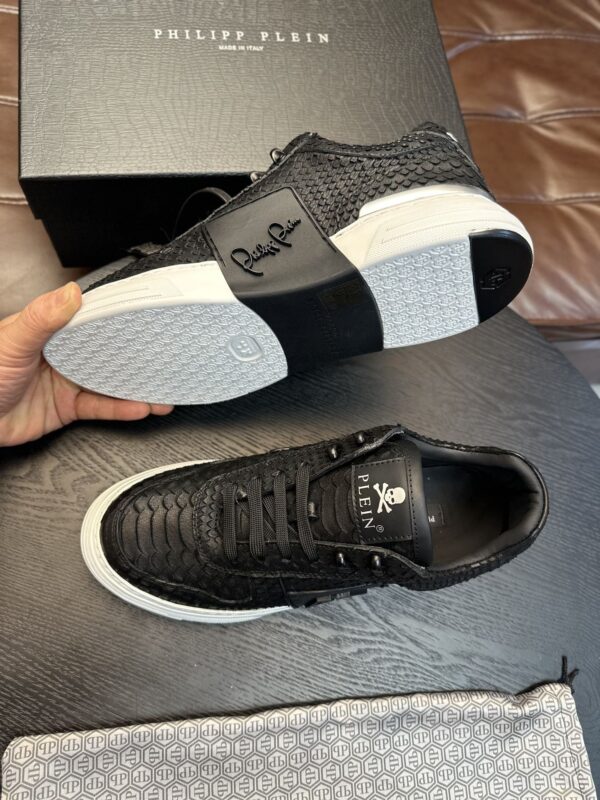 sy_no_F85463574ED27270584A0B89886274BB_4 Black Croc-Embossed Leather 3D Logo Low-Top Sneakers