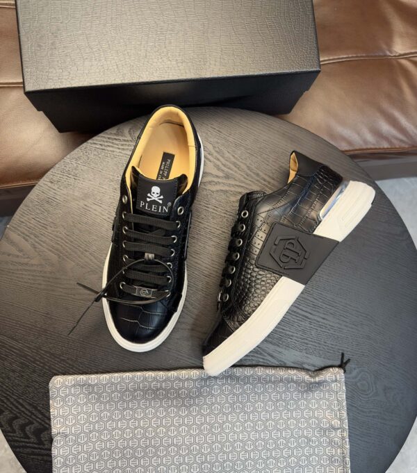 sy_no_F85463574ED27270584A0B89886274BB_8 Black Croc-Embossed Leather 3D Logo Low-Top Sneakers