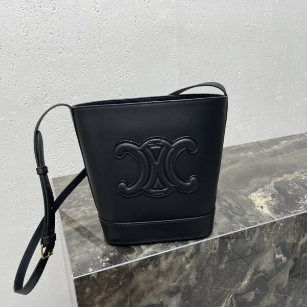 sy_no_F99E1C016526C77814C1B1068E582E09_0 Black Cuir Triomphe Small Smooth Calfskin Bucket Bag