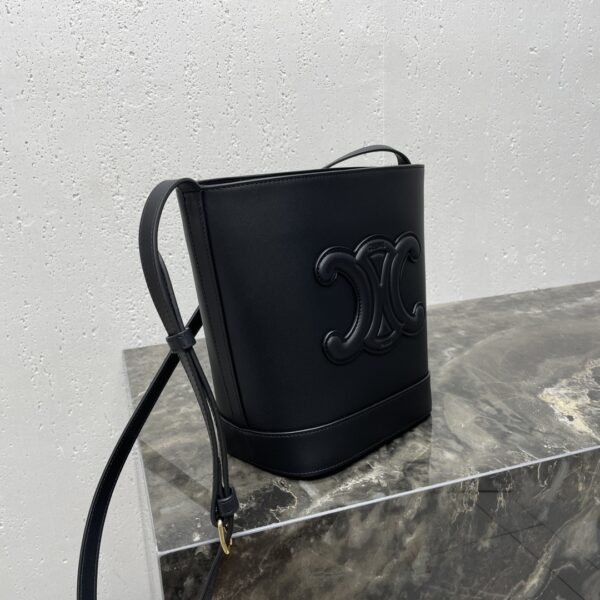 sy_no_F99E1C016526C77814C1B1068E582E09_1 Black Cuir Triomphe Small Smooth Calfskin Bucket Bag