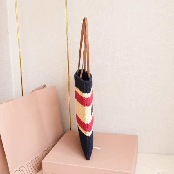 sy_no_FB9C394FA604522EC52CB55E4398E10C_3 Miu Miu Logo-Embellished Crochet Tote Bag