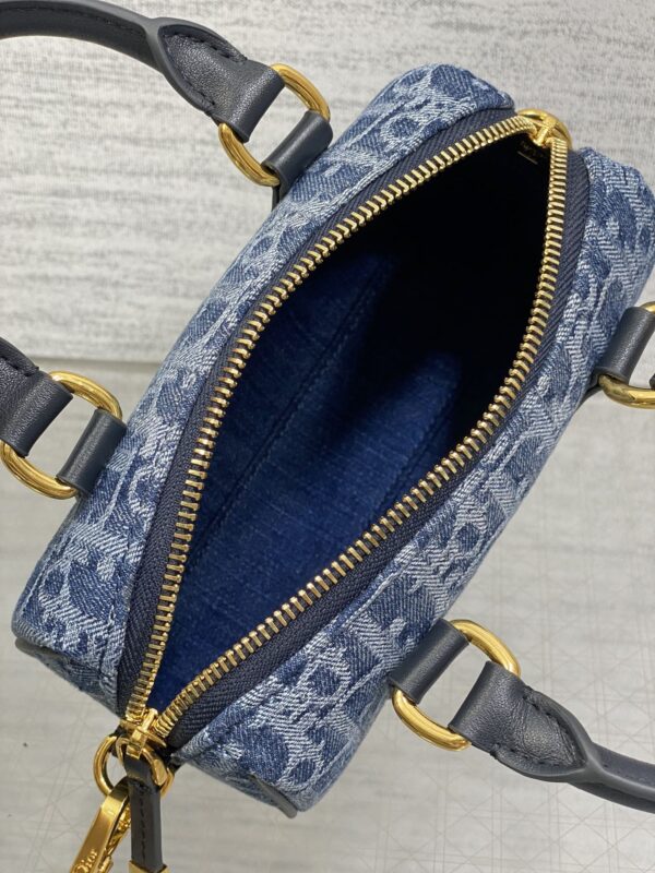 sy_no_FCACAE2ADC1F9AB0F63FF1452122AB90_7 CELINE Mini Groove 16 Bag