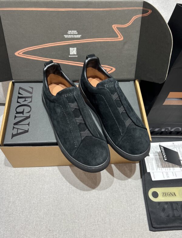 sy_no_FD96BFD8E2CA684A085E309BB0A2081A_0 All-Black Suede Triple-Cross Slip-On Shoes