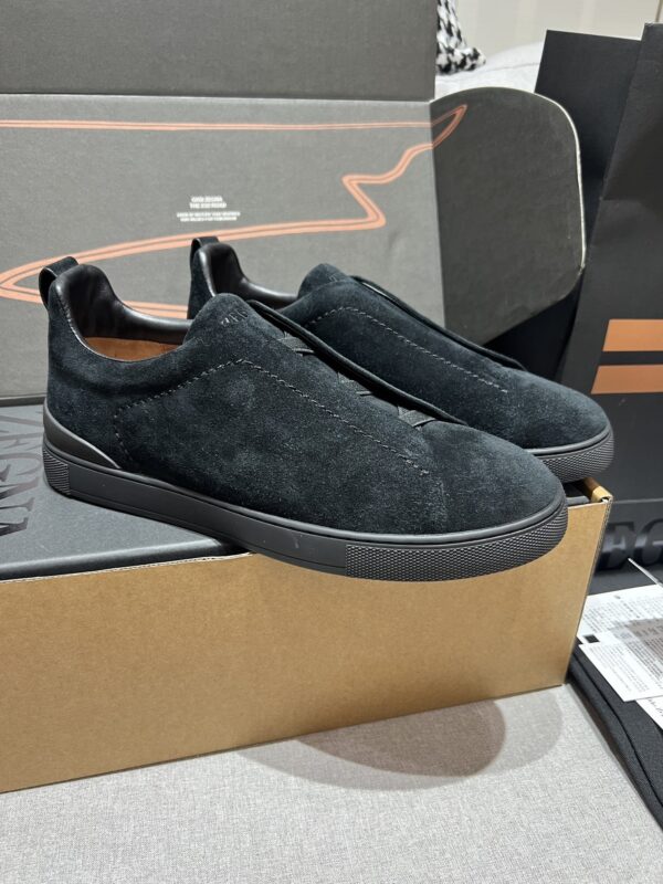 sy_no_FD96BFD8E2CA684A085E309BB0A2081A_1 All-Black Suede Triple-Cross Slip-On Shoes