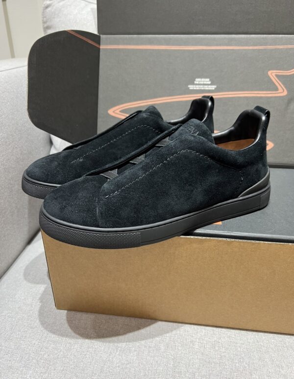 sy_no_FD96BFD8E2CA684A085E309BB0A2081A_2 All-Black Suede Triple-Cross Slip-On Shoes
