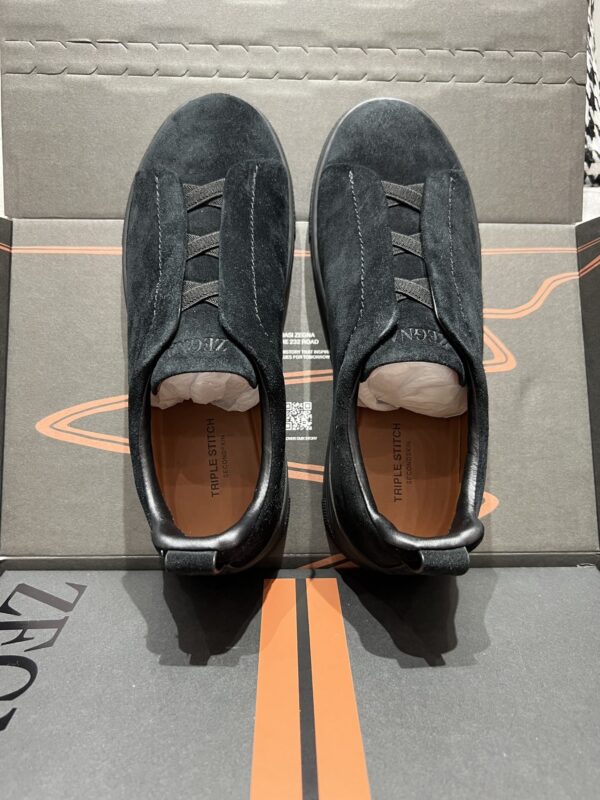 sy_no_FD96BFD8E2CA684A085E309BB0A2081A_4 All-Black Suede Triple-Cross Slip-On Shoes