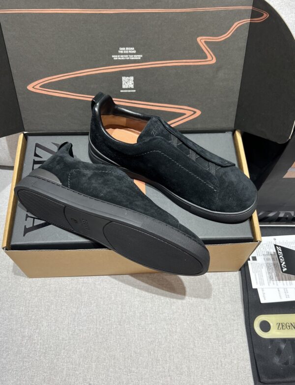 sy_no_FD96BFD8E2CA684A085E309BB0A2081A_5 All-Black Suede Triple-Cross Slip-On Shoes
