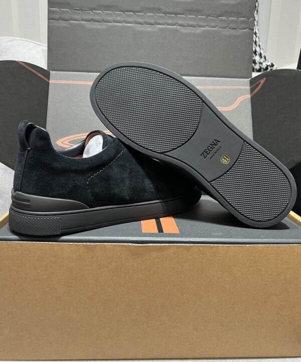 sy_no_FD96BFD8E2CA684A085E309BB0A2081A_6 All-Black Suede Triple-Cross Slip-On Shoes