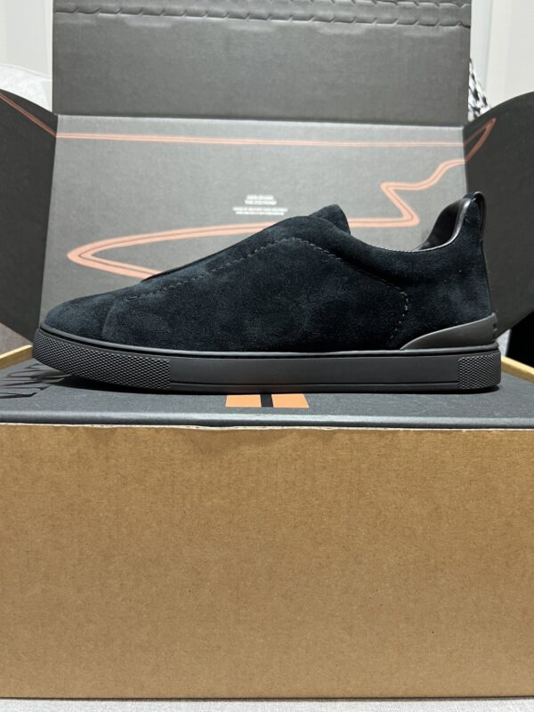 sy_no_FD96BFD8E2CA684A085E309BB0A2081A_7 All-Black Suede Triple-Cross Slip-On Shoes