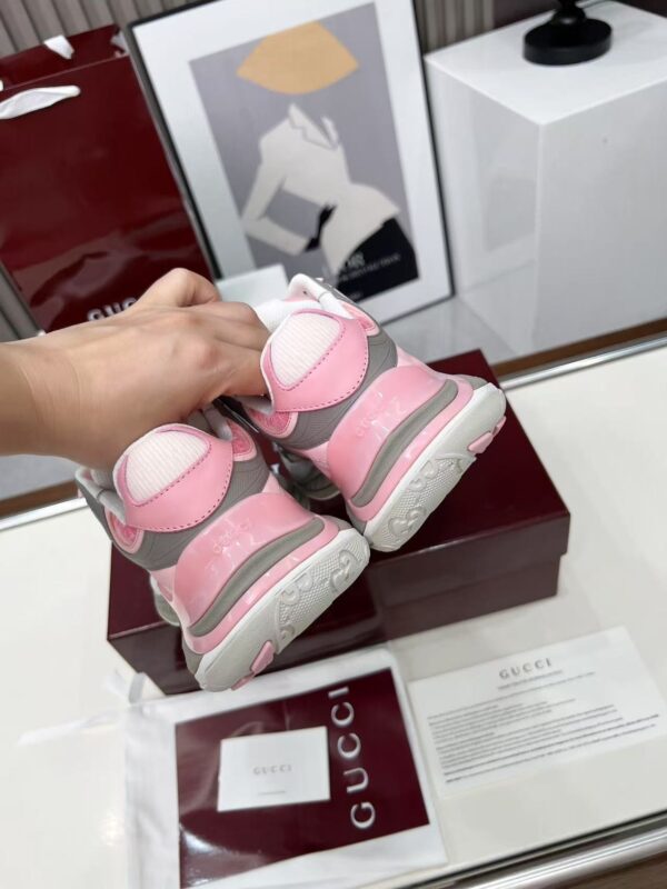 sy_no_FE777B7EC5270670504E80981594FEEA_6 Gucci Tech/Retro Runner Sneaker in Pink & Grey – Pink / Grey