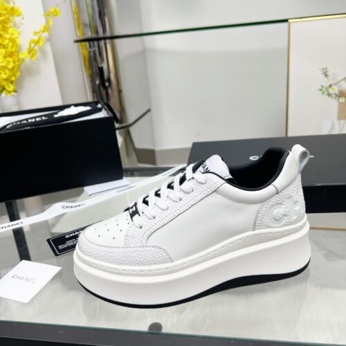 sy_no_01621E16CAFAD214C747CBB7D37737FB_0 Chanel White-Black Mixed-Material Platform Low-Top Sneaker with Embossed CC Logo