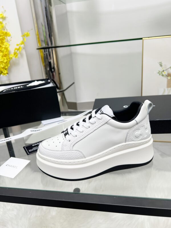 sy_no_01621E16CAFAD214C747CBB7D37737FB_0 Chanel White-Black Mixed-Material Platform Low-Top Sneaker with Embossed CC Logo