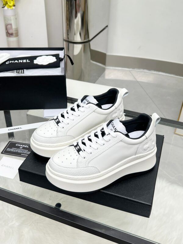 sy_no_01621E16CAFAD214C747CBB7D37737FB_1 Chanel White-Black Mixed-Material Platform Low-Top Sneaker with Embossed CC Logo