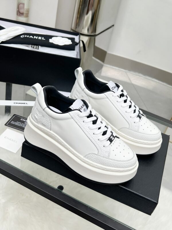 sy_no_01621E16CAFAD214C747CBB7D37737FB_2 Chanel White-Black Mixed-Material Platform Low-Top Sneaker with Embossed CC Logo