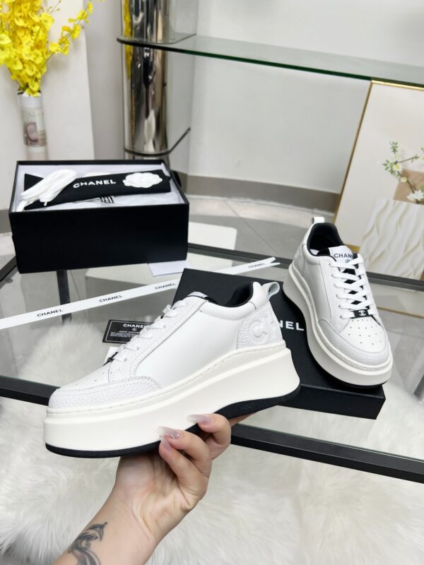 sy_no_01621E16CAFAD214C747CBB7D37737FB_3 Chanel White-Black Mixed-Material Platform Low-Top Sneaker with Embossed CC Logo
