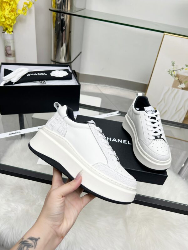 sy_no_01621E16CAFAD214C747CBB7D37737FB_4 Chanel White-Black Mixed-Material Platform Low-Top Sneaker with Embossed CC Logo