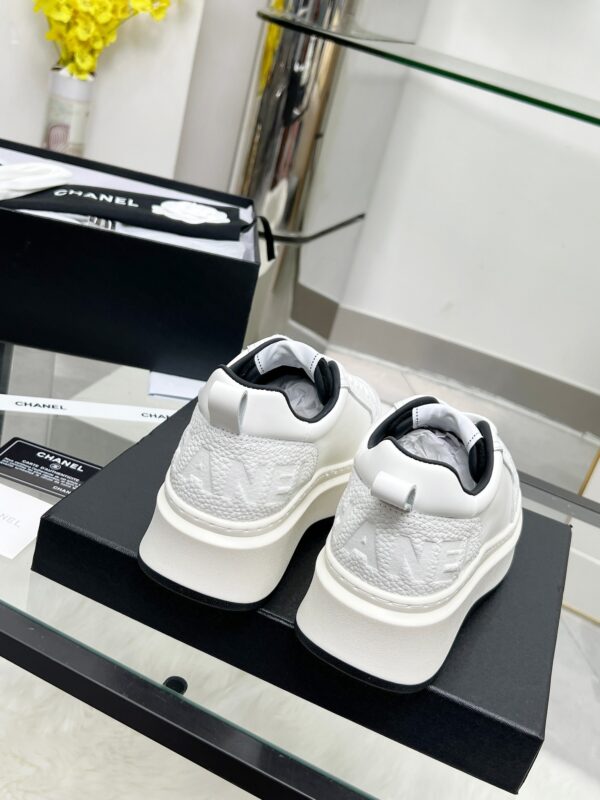 sy_no_01621E16CAFAD214C747CBB7D37737FB_5 Chanel White-Black Mixed-Material Platform Low-Top Sneaker with Embossed CC Logo