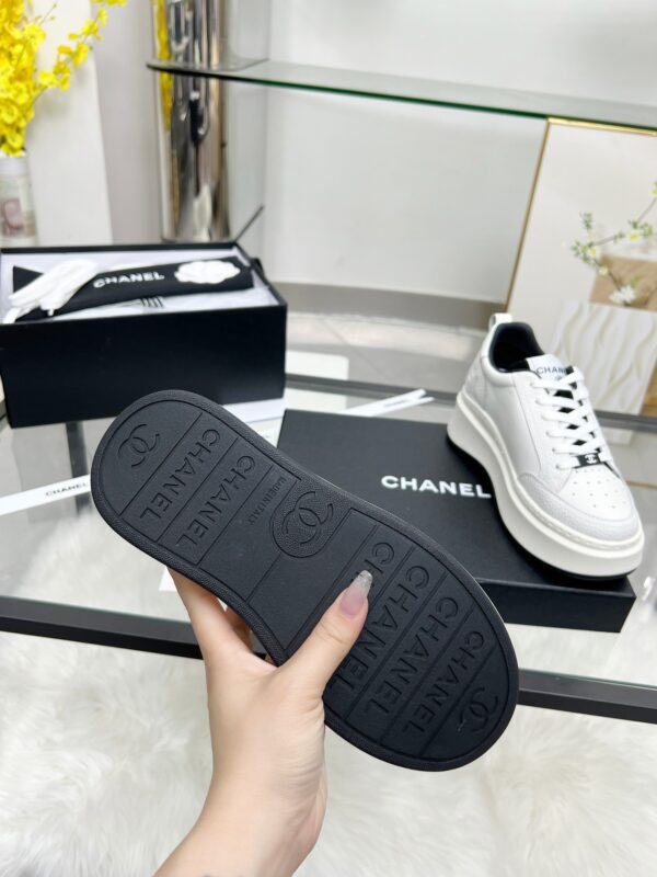sy_no_01621E16CAFAD214C747CBB7D37737FB_6 Chanel White-Black Mixed-Material Platform Low-Top Sneaker with Embossed CC Logo