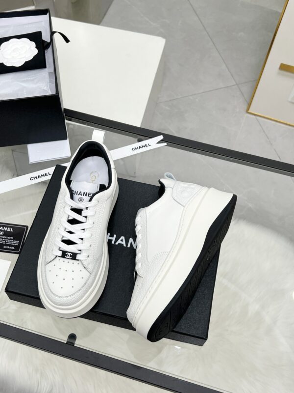 sy_no_01621E16CAFAD214C747CBB7D37737FB_7 Chanel White-Black Mixed-Material Platform Low-Top Sneaker with Embossed CC Logo