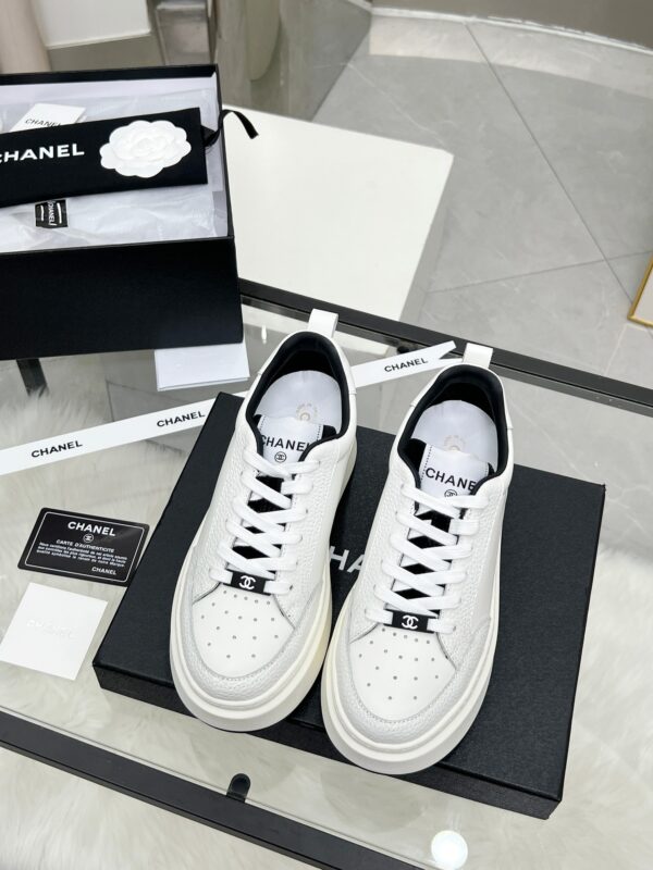 sy_no_01621E16CAFAD214C747CBB7D37737FB_8 Chanel White-Black Mixed-Material Platform Low-Top Sneaker with Embossed CC Logo