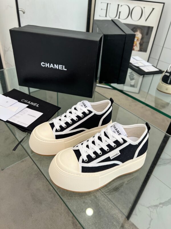 sy_no_04935DB51745B47700A8AB87CE51B4AF_0 Chanel Black and White Canvas Platform Low-Top Sneaker with Ribbed Sole and CC Logo