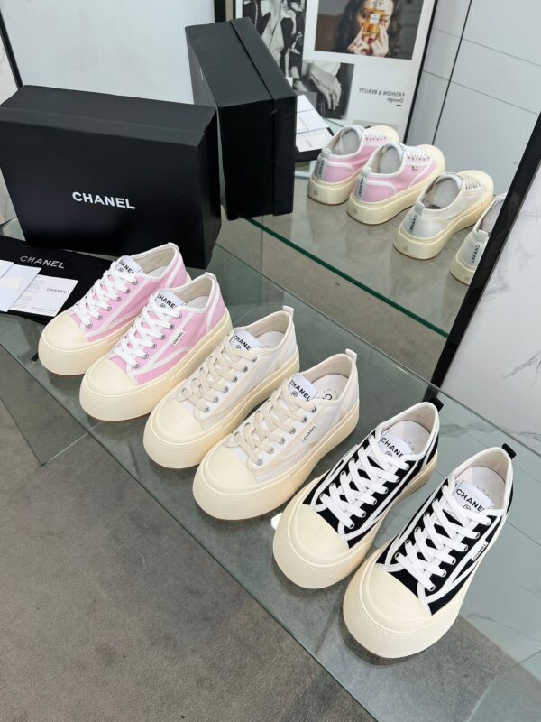 sy_no_04935DB51745B47700A8AB87CE51B4AF_2 Chanel Black and White Canvas Platform Low-Top Sneaker with Ribbed Sole and CC Logo