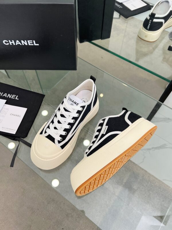 sy_no_04935DB51745B47700A8AB87CE51B4AF_8 Chanel Black and White Canvas Platform Low-Top Sneaker with Ribbed Sole and CC Logo