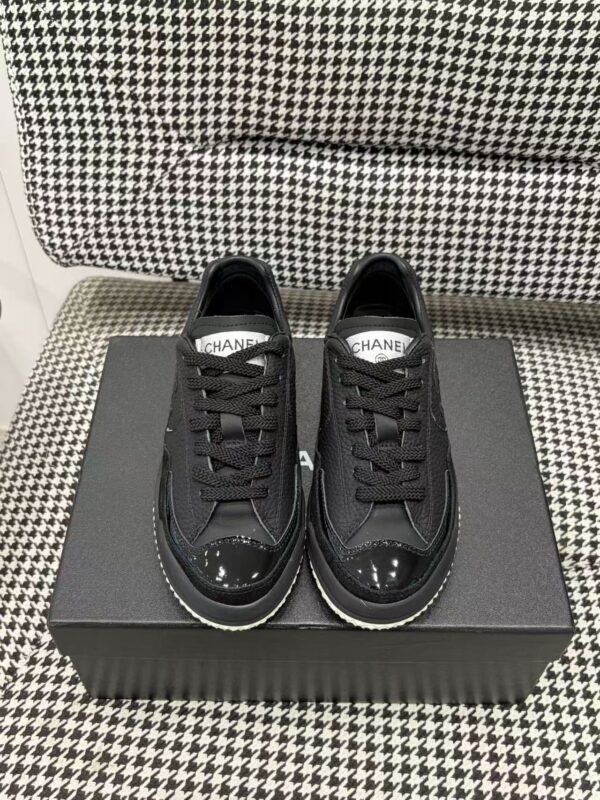 sy_no_04BADAF1334E37663532CBFFE5BFB4F0_0 Chanel Black Leather Low-Top Sneaker with Patent Cap-Toe