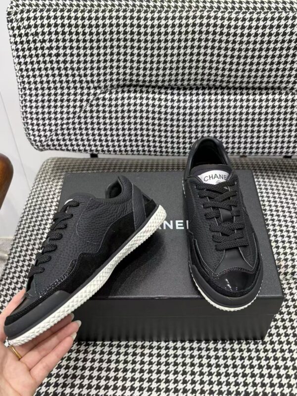sy_no_04BADAF1334E37663532CBFFE5BFB4F0_2 Chanel Black Leather Low-Top Sneaker with Patent Cap-Toe