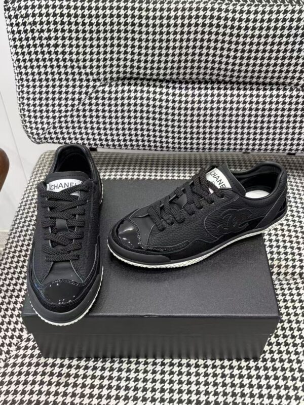 sy_no_04BADAF1334E37663532CBFFE5BFB4F0_3 Chanel Black Leather Low-Top Sneaker with Patent Cap-Toe