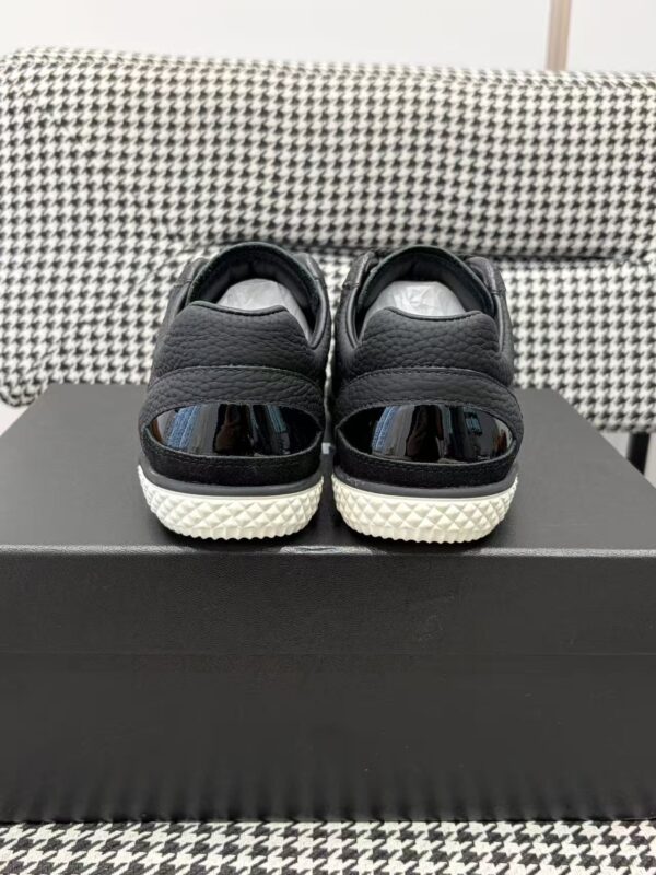 sy_no_04BADAF1334E37663532CBFFE5BFB4F0_5 Chanel Black Leather Low-Top Sneaker with Patent Cap-Toe