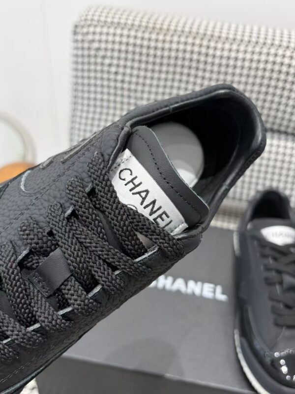 sy_no_04BADAF1334E37663532CBFFE5BFB4F0_6 Chanel Black Leather Low-Top Sneaker with Patent Cap-Toe