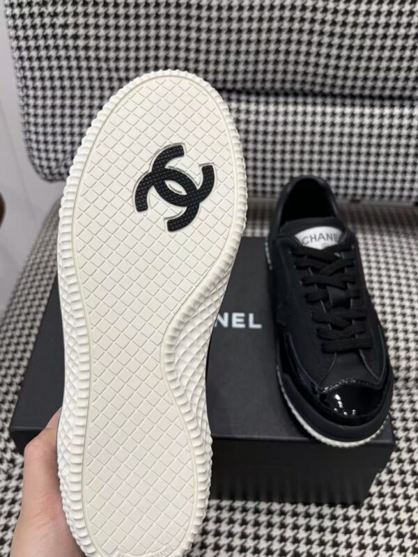 sy_no_04BADAF1334E37663532CBFFE5BFB4F0_8 Chanel Black Leather Low-Top Sneaker with Patent Cap-Toe