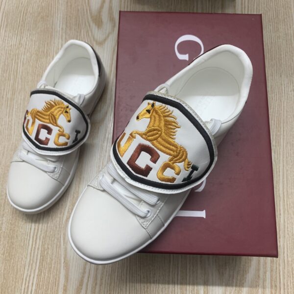sy_no_0901E89FA6436DD685165BEFE985C510_0 Gucci White Leather Low-Top Sneaker with Embroidered Horse & Logo Flap