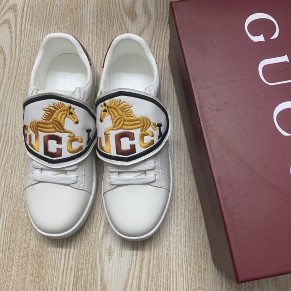 sy_no_0901E89FA6436DD685165BEFE985C510_1 Gucci White Leather Low-Top Sneaker with Embroidered Horse & Logo Flap