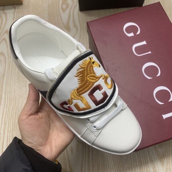 sy_no_0901E89FA6436DD685165BEFE985C510_2 Gucci White Leather Low-Top Sneaker with Embroidered Horse & Logo Flap