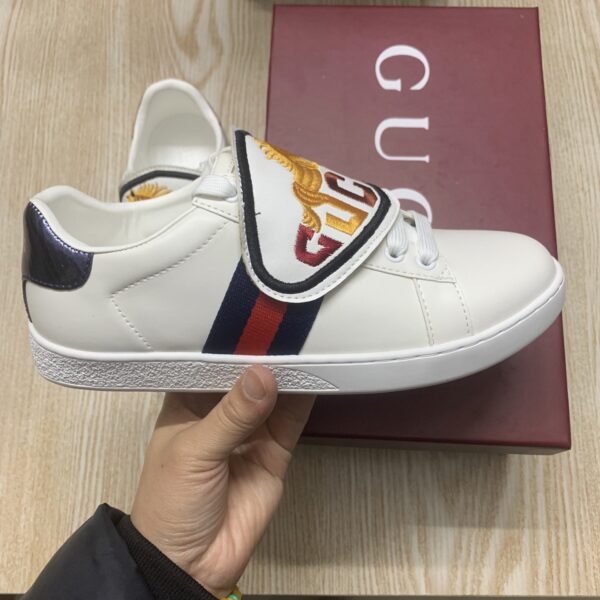 sy_no_0901E89FA6436DD685165BEFE985C510_3 Gucci White Leather Low-Top Sneaker with Embroidered Horse & Logo Flap