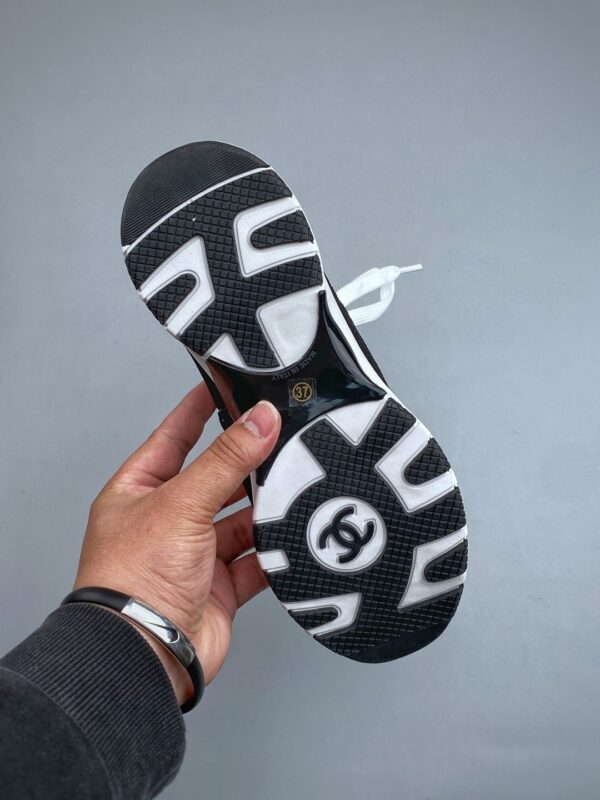 sy_no_0958598B684D7CD1E215E40C8890385B_7 Chanel White-Black Mixed-Material Low-Top Sneaker with Suede and CC Logo