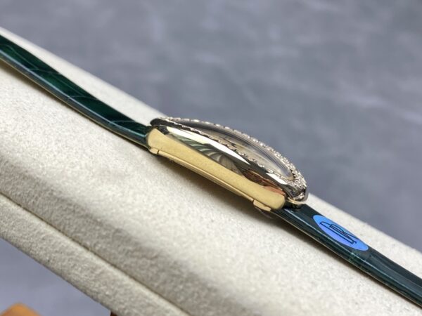 Cartier bathtub series quartz movement 30 meter waterproof women's watch Swiss watch 31.4 * 23.09mm beige dial