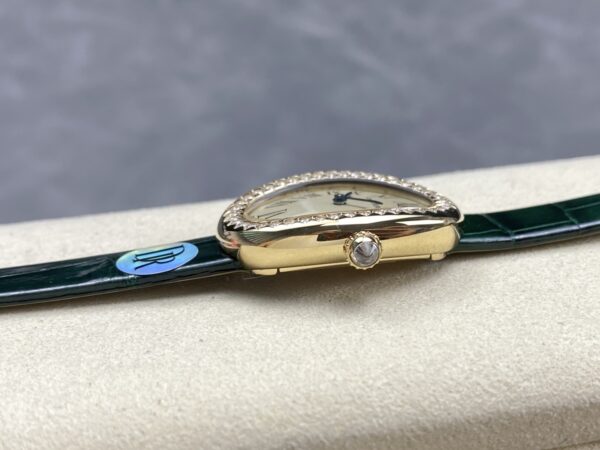 Cartier bathtub series quartz movement 30 meter waterproof women's watch Swiss watch 31.4 * 23.09mm beige dial