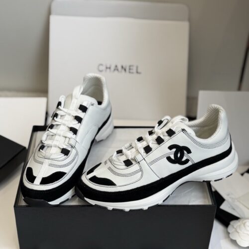 sy_no_1629F2D60DE02E8BE6ED73BFF8A99919_0 Chanel White and Black Leather Low-Top Sneaker with Suede Toe Cap and CC Logo