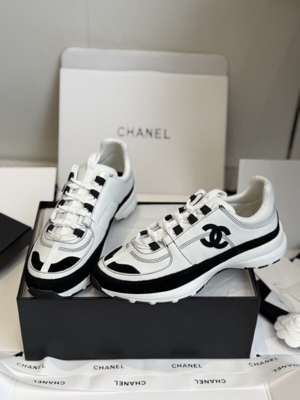 sy_no_1629F2D60DE02E8BE6ED73BFF8A99919_0 Chanel White and Black Leather Low-Top Sneaker with Suede Toe Cap and CC Logo