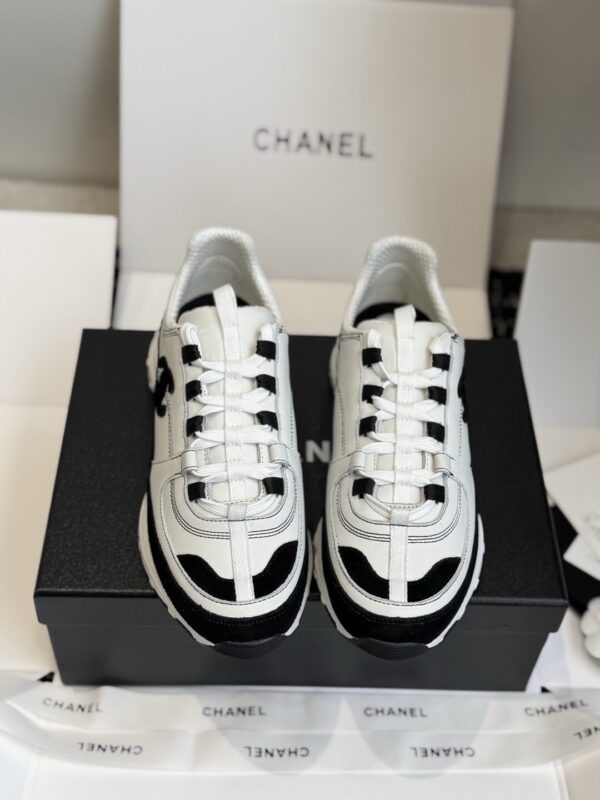 sy_no_1629F2D60DE02E8BE6ED73BFF8A99919_1 Chanel White and Black Leather Low-Top Sneaker with Suede Toe Cap and CC Logo