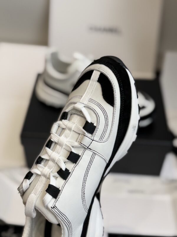 sy_no_1629F2D60DE02E8BE6ED73BFF8A99919_2 Chanel White and Black Leather Low-Top Sneaker with Suede Toe Cap and CC Logo